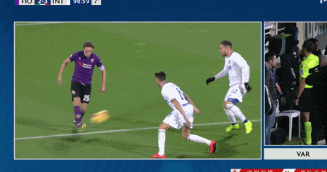丹布罗西奥禁区内手球犯规，主裁判反复观看视频回放确认后，在比赛的最后时刻给了佛罗伦萨一粒点球。