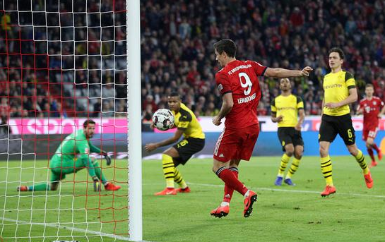 德甲-拜仁5-0屠杀多特以1分优势登顶 莱万双响胡梅尔斯破门