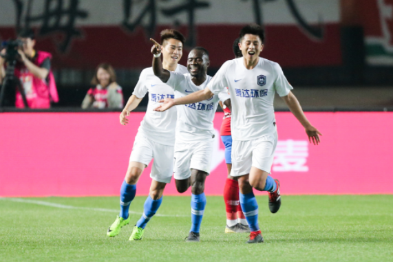 中超-建业2-3天津泰达赛季不胜 郑凯木梅开二度阿奇姆彭连过4人破门