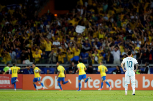 美洲杯-巴西2-0战胜阿根廷挺进决赛 阿根廷又梦碎!梅西中柱热苏斯传射