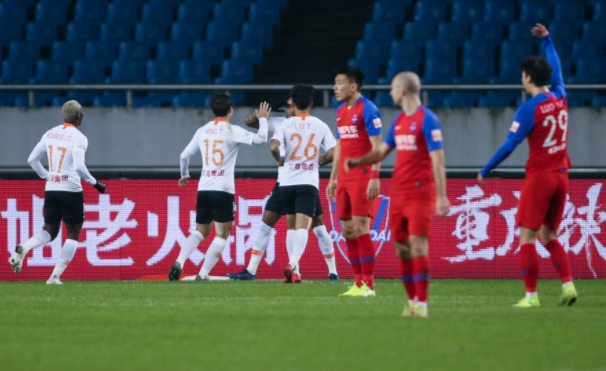 中超-拉斐尔破门伤退 武汉1-0重庆创队史积分纪录
