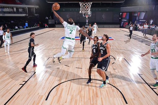 NBA-绿军全员得分痛宰篮网 布朗21+4塔图姆单节14分