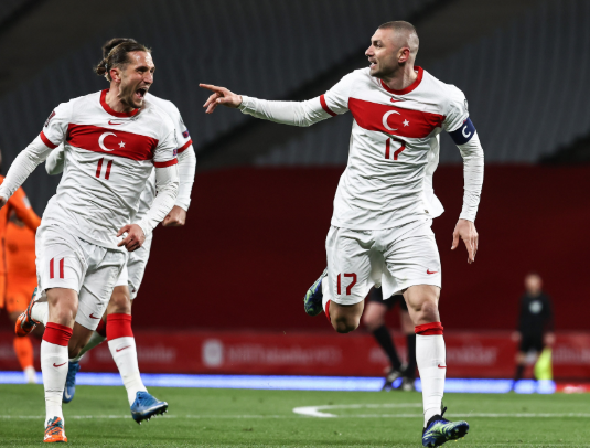 世预赛-荷兰2-4不敌土耳其遭遇开门黑 伊尔马兹戴帽恰尔汗奥卢破门