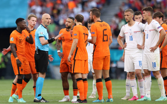 欧洲杯-荷兰0-2不敌捷克出局 德利赫特手球染红希克破门