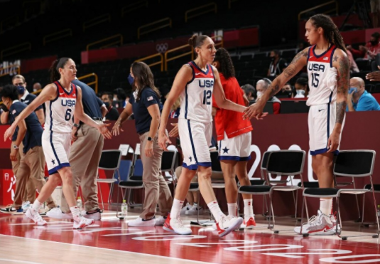 美国女篮79-59大胜塞尔维亚进决赛 格里娜15+12 斯图尔特12+10