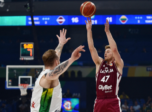 男篮世界杯-扎加斯17助 拉脱维亚98-63大胜立陶宛夺得第五名