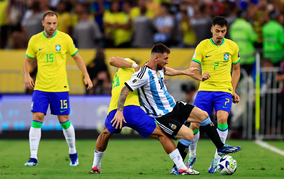 世预赛-阿根廷1-0十人巴西重回榜首，奥塔门迪致胜头球