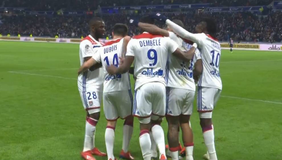 里昂主场2-1逆转战胜巴黎圣日耳曼。巴黎遭遇赛季联赛首败。
