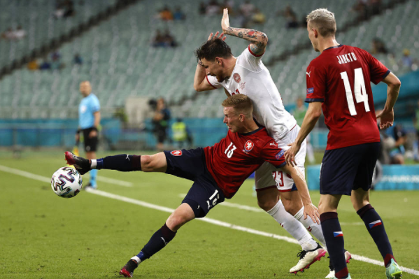 欧洲杯-德莱尼争议破门希克建功 丹麦2-1捷克晋级4强