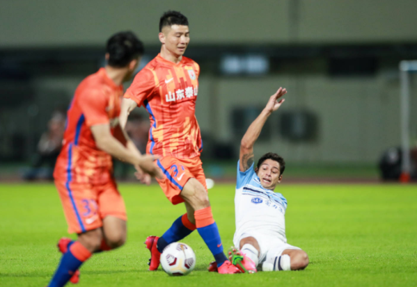 中超-莱昂纳多进球被吹韩佳奇屡救险 泰山0-0广州城 