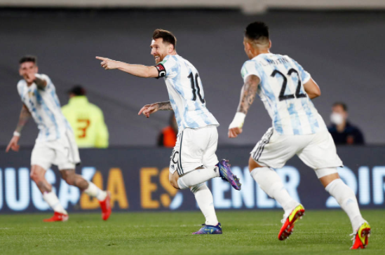 世预赛-阿根廷3-0完胜乌拉圭 梅西幸运破门德保罗传射